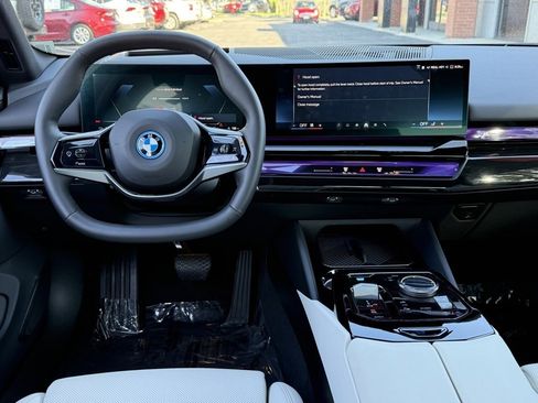 Used 2025 BMW i5 xDrive40 w/ Premium Package image 30