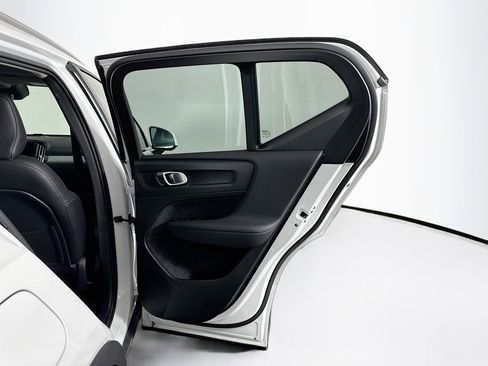 Used 2025 Volvo XC40 B5 Plus image 32