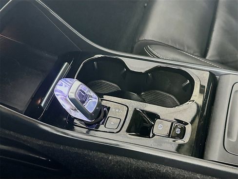 Used 2023 Volvo XC40 B4 Plus image 16