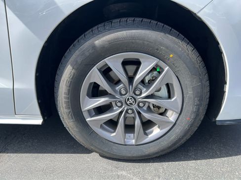 Used 2025 Toyota Sienna LE image 16