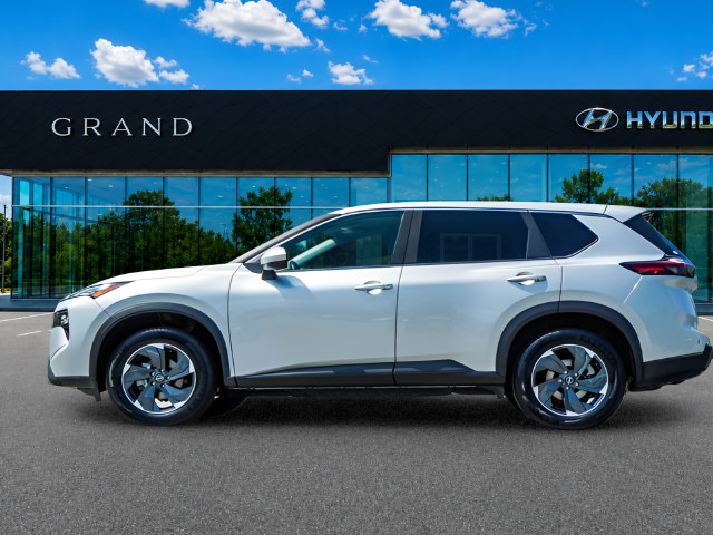 Used 2025 Nissan Rogue SV AWD/4WD image 3