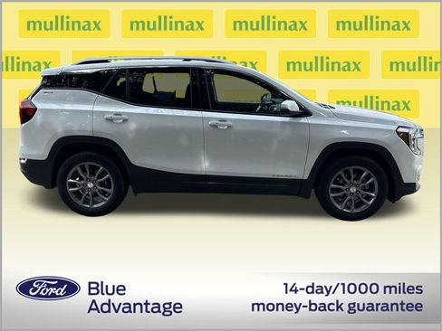 Used 2022 GMC Terrain SLT w/ Tech Package FWD image 2