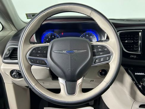 Used 2017 Chrysler Pacifica Limited image 25