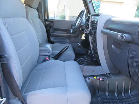 Used 2009 Jeep Wrangler Unlimited Rubicon w/ Dual Top Group image 31