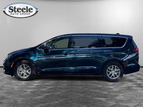 Used 2025 Chrysler Pacifica Select image 2