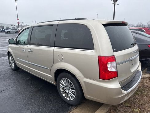 Used 2013 Chrysler Town & Country Touring-L w/ Driver Convenience Group image 5