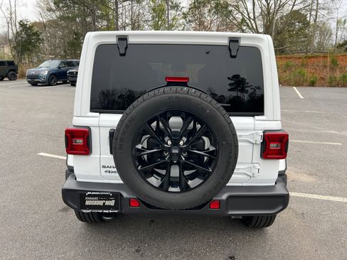 Used 2025 Jeep Wrangler Sahara image 6