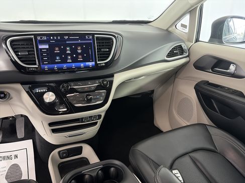 Used 2023 Chrysler Pacifica Touring-L FWD image 4