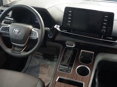 Used 2024 Toyota Sienna XLE w/ XLE Plus Package image 29