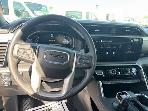 Used 2025 GMC Sierra 1500 Denali AWD/4WD image 9