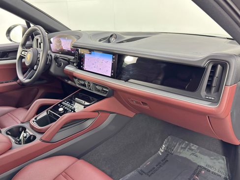 Used 2025 Porsche Cayenne S image 15