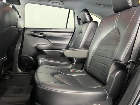 Used 2022 Toyota Highlander XLE AWD/4WD image 35