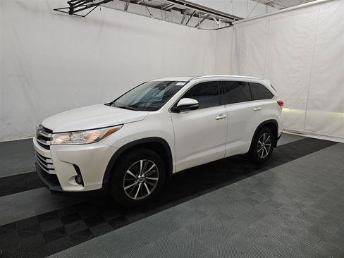 Used 2018 Toyota Highlander XLE AWD/4WD image 1