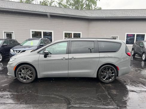 Used 2025 Chrysler Pacifica Limited FWD image 2