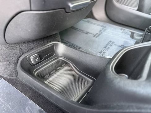 Used 2025 Chrysler Pacifica Select FWD image 24