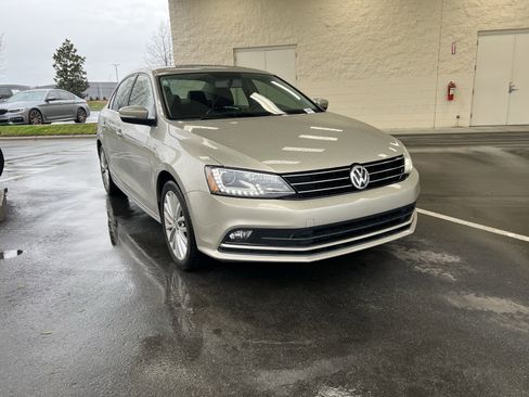 Used 2015 Volkswagen Jetta SE image 2