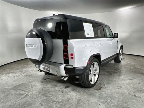 Used 2024 Land Rover Defender 110 SE image 8