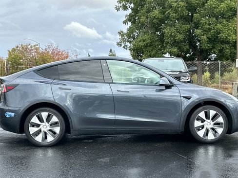 Used 2021 Tesla Model Y Long Range image 8