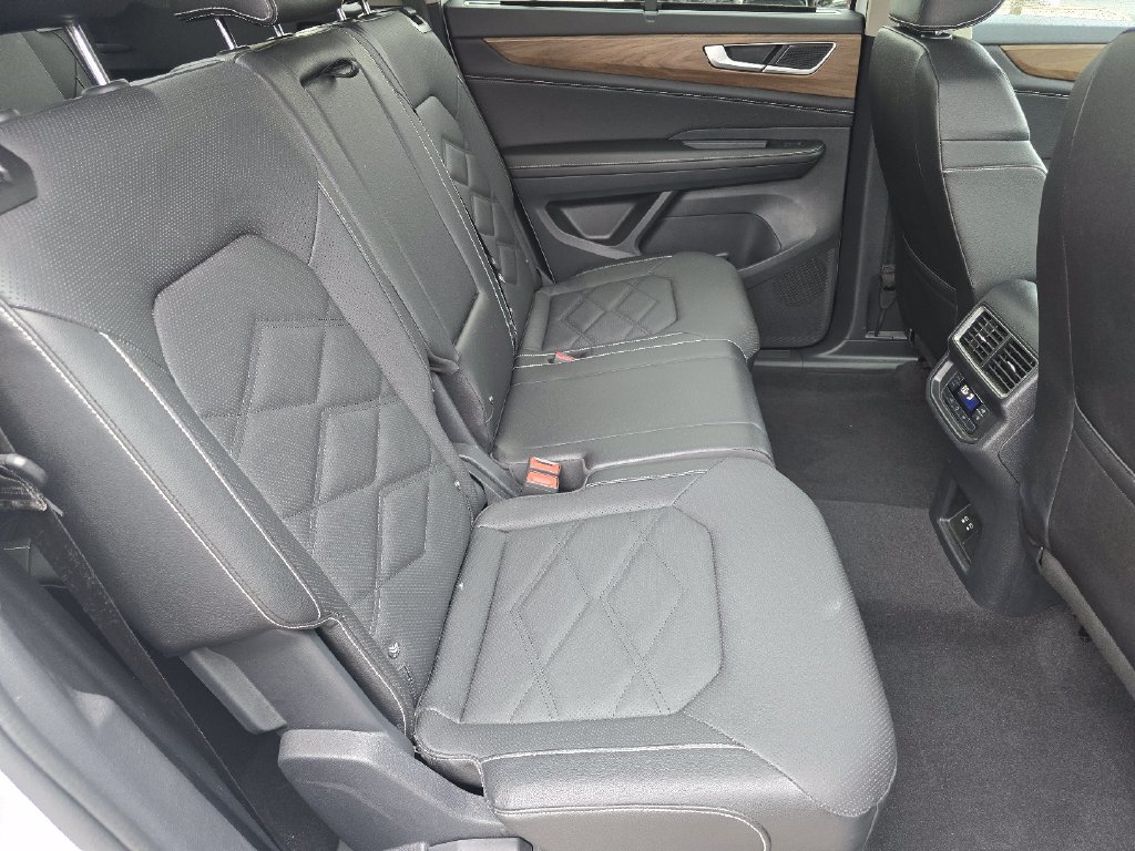 Used 2025 Volkswagen Atlas SE AWD/4WD image 23