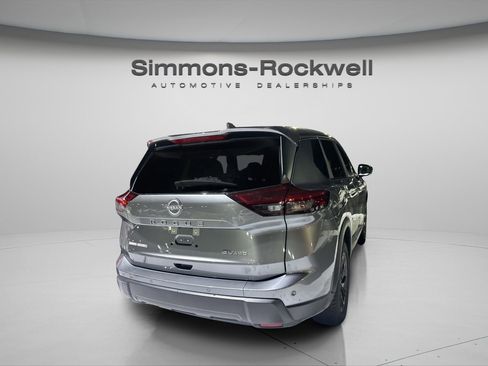 Used 2024 Nissan Rogue SV image 9