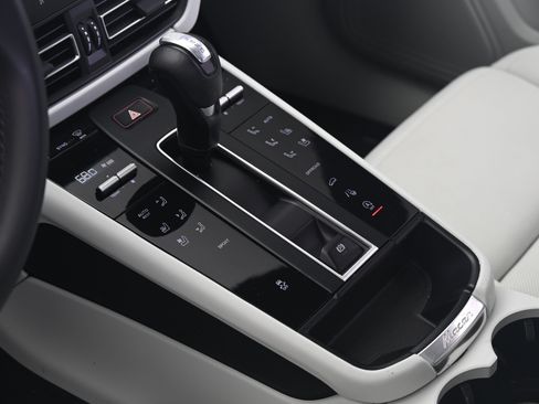 Certified 2023 Porsche Macan AWD/4WD image 34