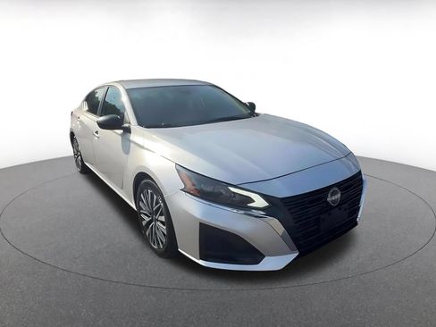 Used 2025 Nissan Altima 2.5 SV FWD image 3
