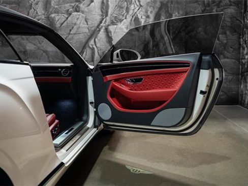 Used 2022 Bentley Continental GT image 10