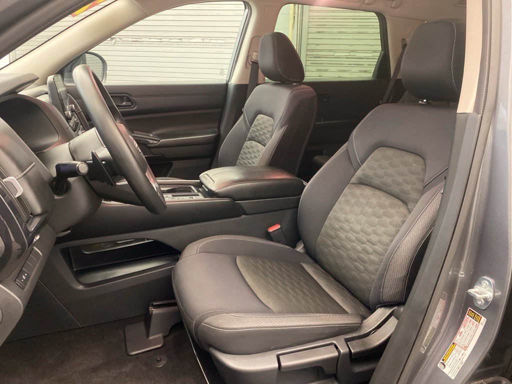 Used 2024 Nissan Pathfinder S FWD image 19