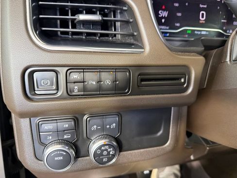Used 2023 GMC Yukon XL SLT AWD/4WD image 23