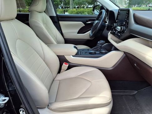 Used 2022 Toyota Highlander XLE FWD image 13