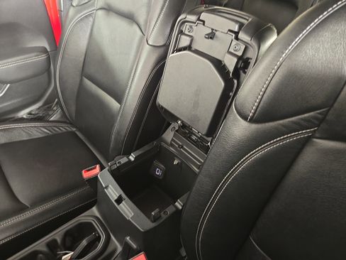 Used 2020 Jeep Wrangler Unlimited Sahara image 28