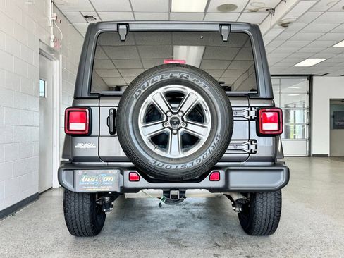 Used 2022 Jeep Wrangler Unlimited Sahara AWD/4WD image 3