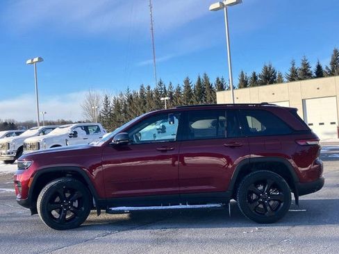 Used 2024 Jeep Grand Cherokee Altitude image 21