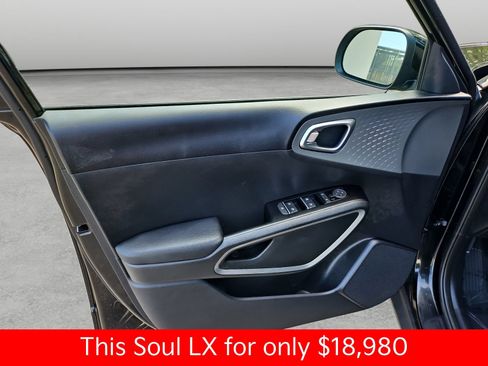 Used 2025 Kia Soul LX FWD image 34