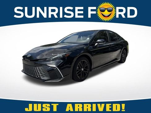 Used 2025 Toyota Camry SE w/ Convenience Package FWD image 1