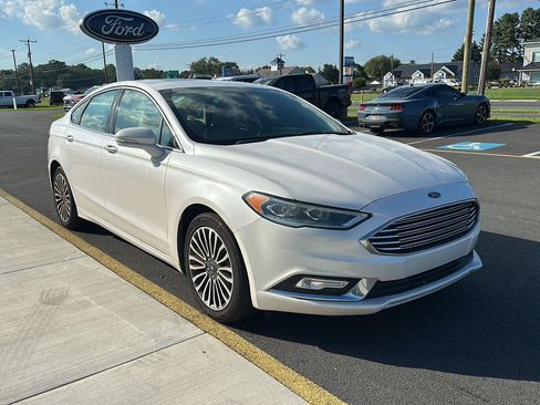 Used 2017 Ford Fusion SE w/ Fusion SE Technology Package FWD image 3