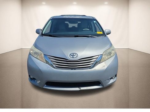 Used 2012 Toyota Sienna XLE w/ XLE Navigation Pkg image 8