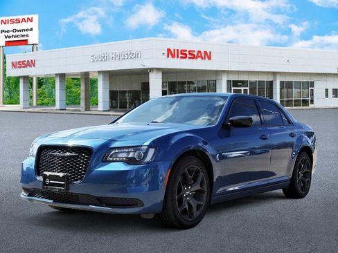 Used 2023 Chrysler 300 Touring w/ Sport Appearance Package image 2