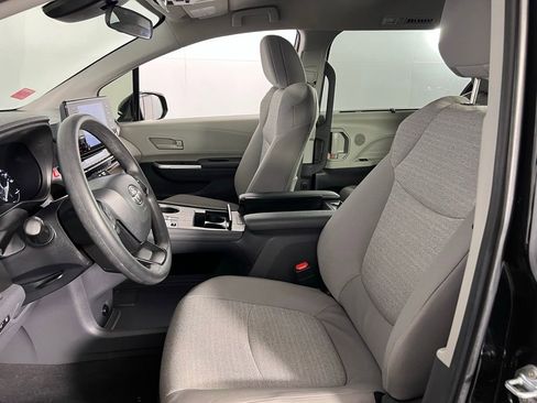 Used 2024 Toyota Sienna LE image 21