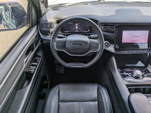 Used 2023 Jeep Wagoneer L Series III w/ Preferred Equipment Group AWD/4WD image 17