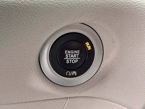 Used 2024 Chrysler Pacifica Touring-L image 24