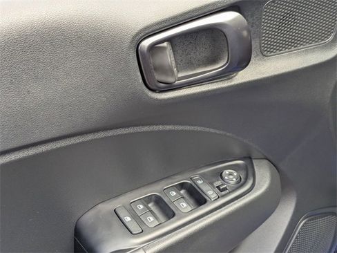 Used 2025 Hyundai Venue Limited image 9