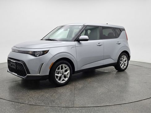Used 2025 Kia Soul LX w/ LX Technology Package FWD image 3