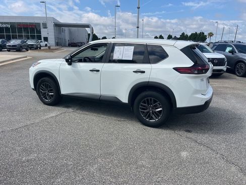 Used 2024 Nissan Rogue S FWD image 4