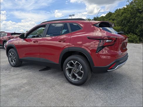 New 2026 Chevrolet Trax LT w/ Driver Confidence Package FWD image 7