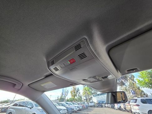 Used 2023 Volkswagen Tiguan SE image 12