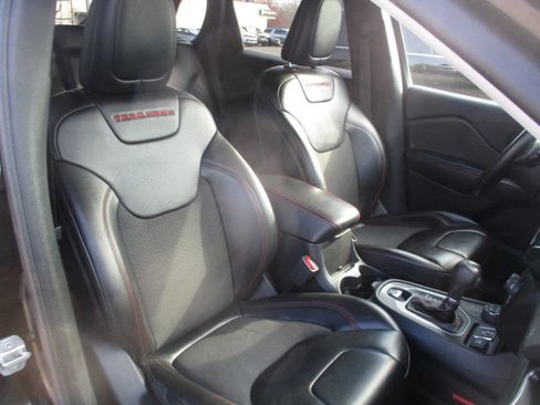 Used 2019 Jeep Cherokee Trailhawk w/ Cold Weather Group image 19