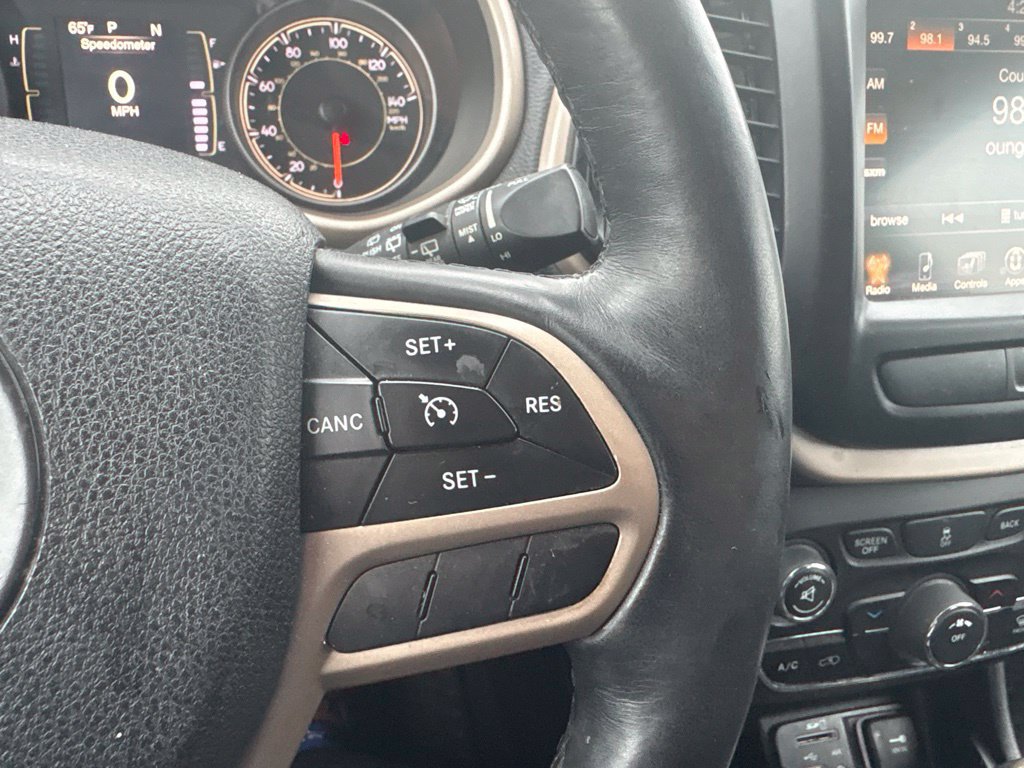 Used 2017 Jeep Cherokee Latitude w/ Cold Weather Group AWD/4WD image 14