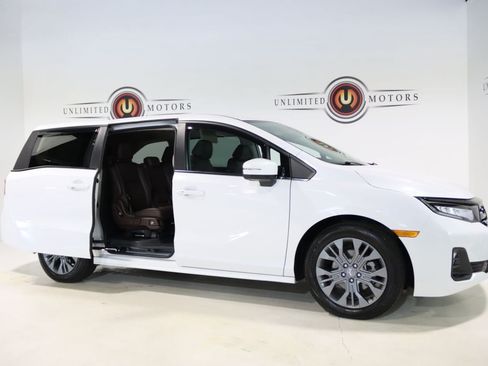 Used 2025 Honda Odyssey Touring image 11