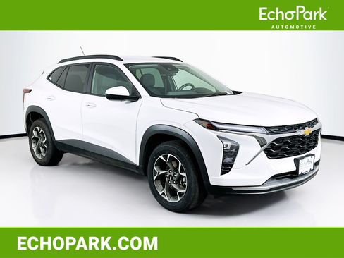 Used 2025 Chevrolet Trax LT FWD image 1
